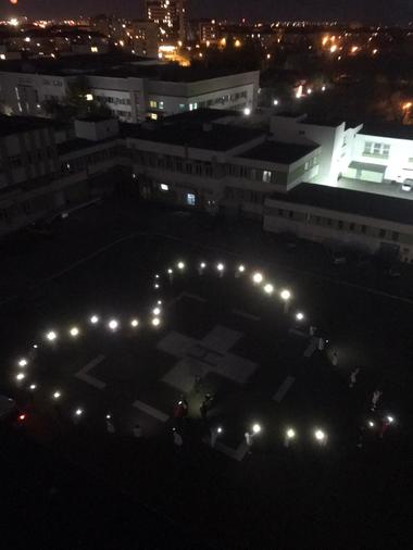 Lumini aprinse la Timişoara, în semn de preţuire pentru cei care se luptă cu coronavirusul/ Poliţişti, pompieri şi jandarmi au mers la Spitalul de Boli Infecţioase, unde au pornit girofarurile - FOTO