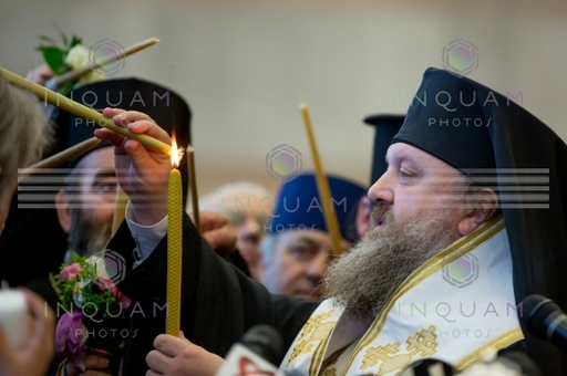 Patriarhia: Pelerinajul de Florii se suspendă. În noaptea de Înviere, credincioşii cu candelele aprinse, pot ieşi la ferestre şi balcoane sau în curţile caselor lor, adresându-se unul către altul, de la distanţa de 2 m, cu formula ”Hristos a înviat”