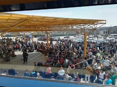 Aglomeraţie pe Aeroportul din Cluj - Peste 1.000 de români care vor să plece la muncă în Germania stau înghesuiţi, fără a respecta niciuna dintre restricţiile impuse de autorităţi pentru a preveni infectarea cu coronavirus - VIDEO