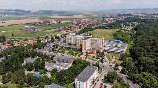 Spitalul Judeţean Mureş anunţă ”imposibilitatea temporară de a trata în condiţii de siguranţă anumite tipuri de patologii oncologice”, după ce clinicile de Oftalmologie şi Urologie au fost transformate în unităţi de suport COVID-19 