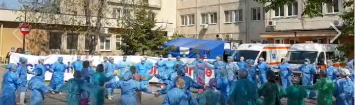UPDATE - Horă în curtea Spitalului ”Victor Babeş” din Craiova - Mai multe cadre medicale, cu halate de protecţie, bonete şi mănuşi dansează/ Reacţiile au fost diferite/ Momentul, generat de vindecarea primului pacient infectat, după 32 de zile - VIDEO
