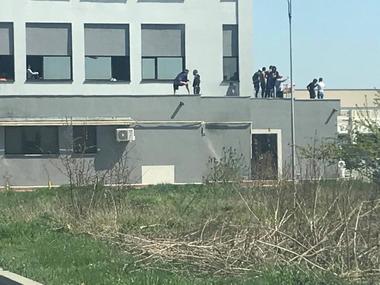 Dolj: Protest pe acoperişul unui centru de carantină al unor persoane care reclamă  că nu li s-a permis ieşirea din carantină, după 14 zile/ DSP: Ieşirea se face la exact 14 zile, avizele fiind distribuite în funcţie de ora de ajungere în centru