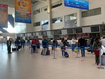 Zece curse programate de pe Aeroportul Otopeni, opt fiind chartere pentru transportul muncitorilor sau repatrierea cetăţenilor - FOTO/ VIDEO