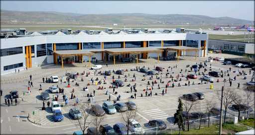 Ministerul Transporturilor va întocmi o procedură pentru grupurile de lucrători sezonieri care pleacă din România spre alte ţări/ Între timp, toate cursele charter vor fi procesate, astfel încât oamenii să poată pleca spre respectivele destinaţii