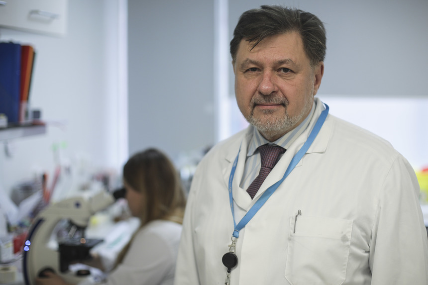 Alexandru Rafila: Nu este exclus să fie recomandată purtarea măştii şi la vară, dar mai important decât să purtăm mască este să nu ne înghesuim