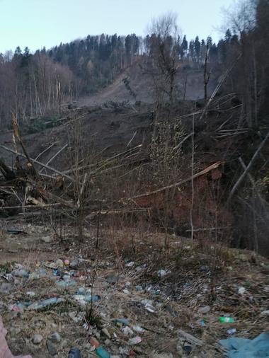 Azuga: Localnicii care au fost evacuaţi din cauza alunecării de teren, cazaţi într-o sală de sport şi la o pensiune. Au loc lucrări pentru deblocarea cursului pârâului Azuga, blocat de pământul dislocat - VIDEO
