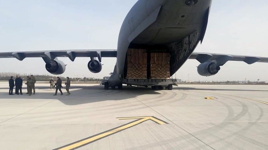 Alte 100.000 de combinezoane de protecţie, aduse în această săptămână din Germania cu aeronave militare