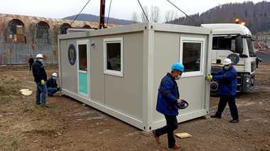 Prahova: Localnicii din Azuga evacuaţi din cauza unei alunecări de teren vor fi cazaţi în locuinţe modulare - FOTO