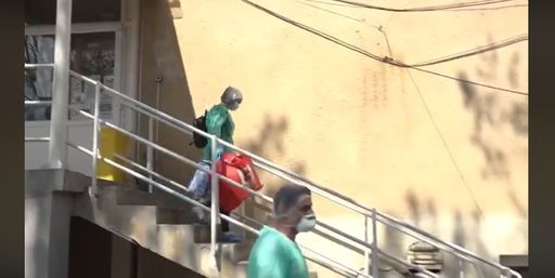 Timişoara: Şase mame vindecate în urma infectării cu coronavirus, aplaudate de medici la externarea din Maternitatea Bega. Bebeluşii lor au rămas în spital - FOTO, VIDEO