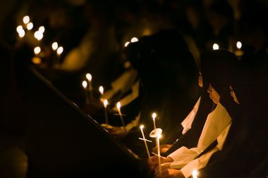 Un preot din Vrancea le cere enoriaşilor să stea acasă de Înviere şi anunţă că va duce el candele la troiţele de pe toate străzile, dar şi pască/ În plus, preotul promite că cineva va aprinde lumânări la fiecare mormânt pentru rudele decedate