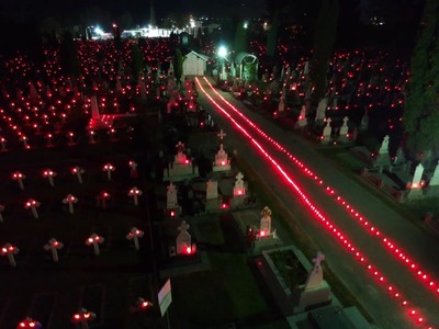 Aproape 18.000 de candele, aprinse în cimitirele din Râmnicu Vâlcea de angajaţii Pieţe Prest şi voluntarii parohiilor/ Primar: Am avut ideea de a aduce o alinare în sufletele celor care nu vor putea face un astfel de gest - FOTO