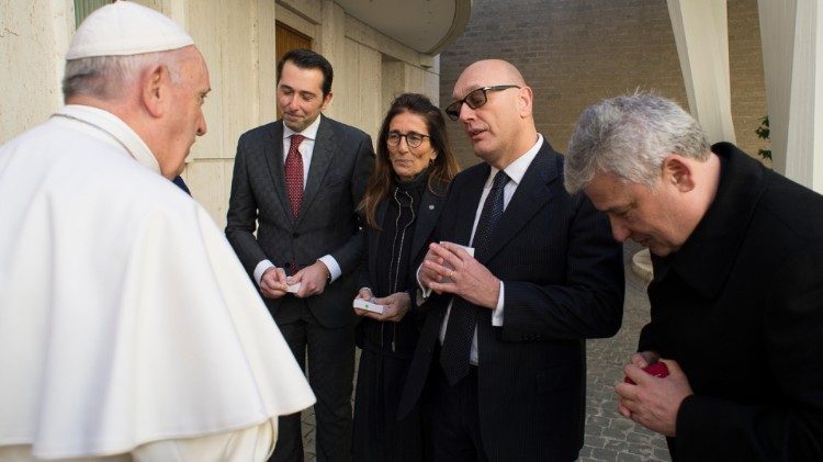 Papa Francisc a donat cinci ventilatoare pentru bolnavii de Covid-19, trataţi în Spitalul Judeţean Suceava/ Echipamentele ajung în ţară cu aceeaşi aeronavă cu care revine echipa medicală română care a lucrat la Milano