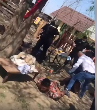 Giurgiu: Şeful Poliţiei Bolintin Vale, demis din funcţie, după ce a fost filmat în timp ce lovea violent un bărbat încătuşat care era culcat la pământ - VIDEO
