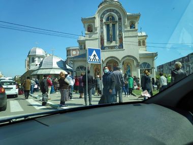 Constanţa: Preot amendat cu 2.000 de lei, după ce a oficiat o slujbă religioasă la care au venit mai multe persoane