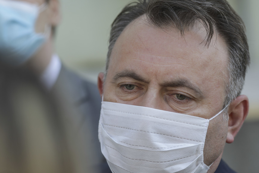 Ministrul Sănătăţii anunţă că personalul din spitalele Covid, care a avut legătură cu pacienţii infectaţi, va primi câte 2.500 de lei