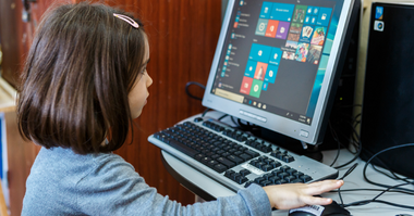 Mai multe ONG-uri propun Ministerului Educaţiei recondiţionarea computerelor uzate şi casate de către companii, organizaţii şi instituţii, precum şi de către persoane fizice ca soluţie pentru accesul elevilor la educaţia online şi offline