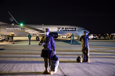 Militari români, repatriaţi din misiune din Mali cu o cursă specială Tarom