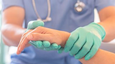 Orban, de Ziua Internaţională a Asistenţilor Medicali: Am văzut cu toţii efortul, implicarea, curajul, profesionalismul şi chiar suferinţa lor în prima linie a luptei împotriva noului coronavirus/ Vă mulţumim, vă apreciem şi vă susţinem