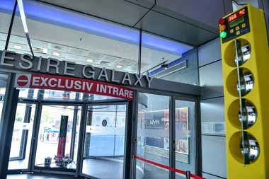 AFI Cotroceni şi AFI Ploieşti anunţă în ce condiţii se vor deschide: clienţii vor trece obligatoriu la intrare printr-o poartă termoscanner, în lifturi vor intra doar 2 oameni odată, iar mesele şi scaunele foodcourt vor fi într-un număr mai mic - FOTO