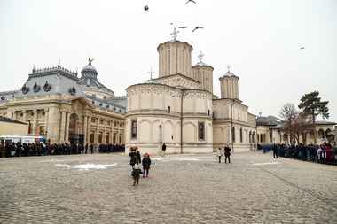 Patriarhia, recomandări pentru starea de alertă: Este necesară păstrarea distanţei de 2 metri, iar vârstnicilor li se recomandă să nu participe la slujbele în aer liber/ Botezurile şi cununiile se vor organiza cu maxim 16 participanţi