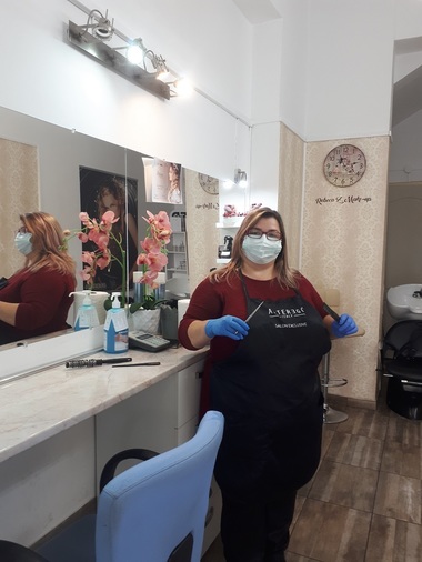 REPORTAJ - Cluj: Prima zi la coafor, după starea de urgenţă. O poveste din cartierul de vest - FOTO