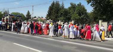 Vrancea: Peste o sută de persoane au participat la înmormântarea unui tânăr, fără a respecta distanţa între ele - FOTO/ VIDEO 