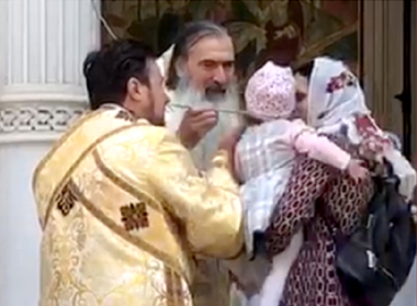 Arhiepiscopia Tomisului, după ce IPS Teodosie a împărtăşit copii cu aceeaşi linguriţă: Discuţia a pornit eronat în spaţiul public, întrucât Biserica nu este unitate de alimentaţie publică, ci instituţie de cult/ Actul de împărtăşanie nu este ilegal