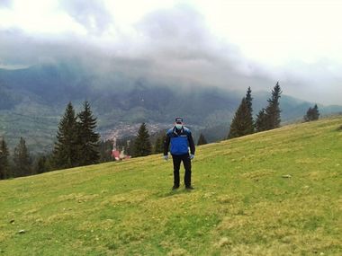Jandarmii au intervenit în ultimele două săptămâni în 20 de cazuri pentru îndepărtarea urşilor de pe traseele turistice şi din curţile oamenilor/ Recomandări pentru turişti