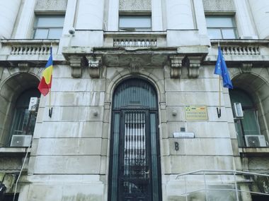 UPDATE - Reguli pentru prevenirea contaminării la locul de muncă, pe perioada stării de alertă - Angajatorul asigură culoare speciale de acces şi de circulaţie şi limitează accesul la zonele comune/ Angajaţii poartă mască şi acceptă termometrizarea 