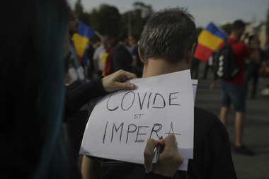 UPDATE Încă o seară de protest în Piaţa Victoriei; participanţii cer dovezi privind existenţa coronavirusului. Orban: Mesajele eu personal nu le înţeleg. Virusul există, faptul că sunt decese arată că este o ameninţare reală