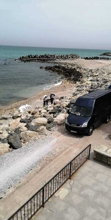 Două persoane au fost surprinse în timp ce umpleau saci cu nisip de pe plaja din Eforie Sud şi îi încărcau într-o maşină - FOTO/ VIDEO