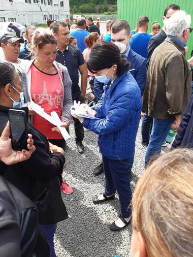 Ministrul Violeta Alexandru, în vizită la ferma unde lucrau sezonierii români care au protestat/ În urma discuţiilor, administratorul judiciar s-a angajat să plătească toate sumele restante - FOTO