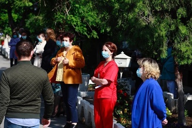 UPDATE - Buzău: Protest la Spitalul de Psihiatrie Săpoca, fiind solicitată demiterea actualului manager interimar, Cristina Păun. Poliţiştilor chemaţi de Paun nu li s-a permis accesul în spital după ce li s-a măsurat temperatura - FOTO