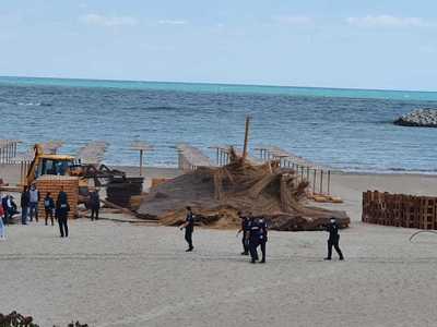 Administraţia Bazinală de Apă Dobrogea - Litoral  a început demolarea construcţiilor ilegale de pe o plajă din Constanţa - VIDEO