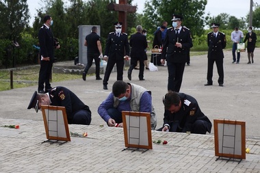 Victimele exploziei de la Mihăileşti, de acum 16 ani, comemorate în condiţiile impuse de starea de alertă - FOTO
