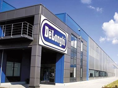Fabrica De'Longhi România de la Jucu îi angajează pe cei 33 de muncitori originari din Sri Lanka, cărora le-au fost desfăcute contractele de muncă la o firmă de confecţii din Botoşani 