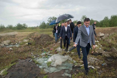 Apele Române: Exploatările ilegale de balast din judeţul Dâmboviţa au transformat albiile râurilor în gropi de gunoi şi lacuri neîntreţinute