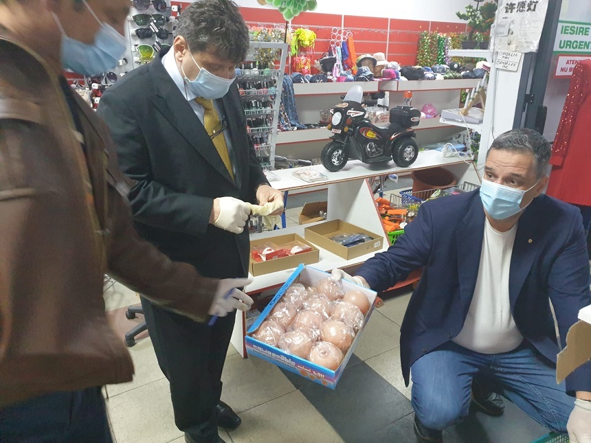 Magazin chinezesc din Focşani, închis de ANPC pentru abateri repetate. Comisarii ANPC au dat amenzi de aproape 40.000 de lei mai multor operatori economici - FOTO
