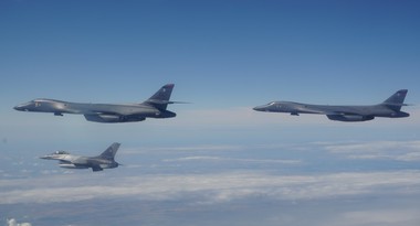 Antrenamente executate de două bombardiere americane B-1B Lancer, împreună cu aeronave ale Forţelor Aeriene Române