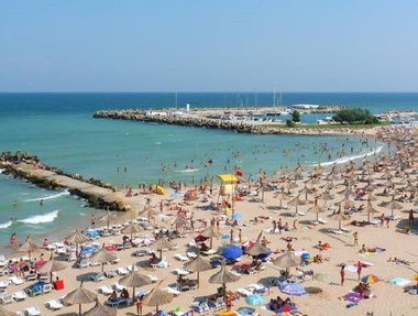 Accesul pe plajele concesionate se va face cu rezervare, telefonică sau online/ Şezlongurile trebuie dezinfectate înainte de a fi folosite de noi clienţi