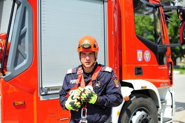 Misiuni inedite ale pompierilor gălăţeni - salvarea unui pui de barză şi a unei pisici - FOTO