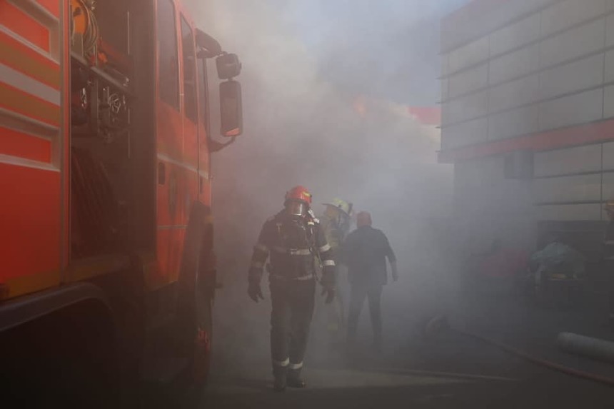 Garda de Mediu: Nu s-a înregistrat o poluare semnificativă a aerului din cauza incendiului de la halele de pe Bulevardul Metalurgiei/ Comisarii vor deschide o anchetă pentru a stabili dacă s-a respectat autorizaţia de mediu