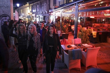 Terasele din Centrul Vechi al Capitalei s-au deschis imediat după intrarea în vigoare a măsurilor de relaxare. Străduţele au redevenit animate  - FOTO
