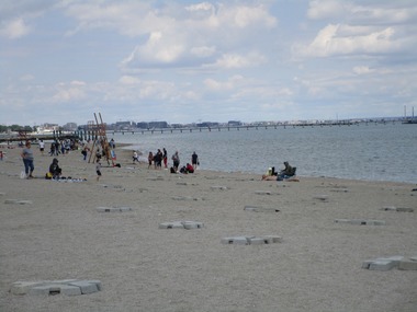 Plaja din Mamaia, luată cu asalt de turişti şi constănţeni, de 1 iunie/ Unele terase au fost deschise de luni, dar cele mai multe continuă lucrările de amenajare/ Hotelierii se aşteptau la o avalanşă de rezervări, dar nu a fost aşa - FOTO