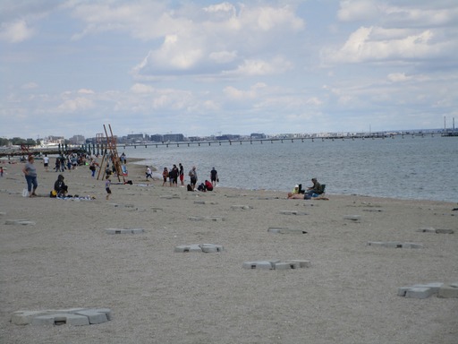 Plaja din Mamaia, luată cu asalt de turişti şi constănţeni, de 1 iunie/ Unele terase au fost deschise de luni, dar cele mai multe continuă lucrările de amenajare/ Hotelierii se aşteptau la o avalanşă de rezervări, dar nu a fost aşa - FOTO