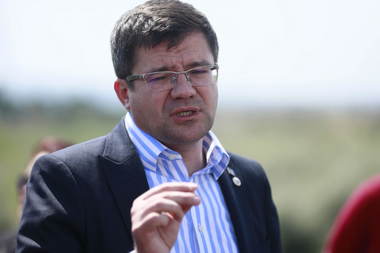 Primăria Buzău a pus la dispoziţie un teren degradat, pentru plantarea a 100.000 de abori/ Costel Alexe: Acest teren va fi împădurit cu fonduri guvernamentale, iar după 5-6 ani va reveni în proprietatea UAT Buzău