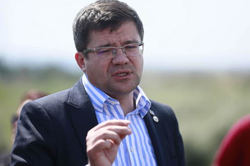 Primăria Buzău a pus la dispoziţie un teren degradat, pentru plantarea a 100.000 de abori/ Costel Alexe: Acest teren va fi împădurit cu fonduri guvernamentale, iar după 5-6 ani va reveni în proprietatea UAT Buzău