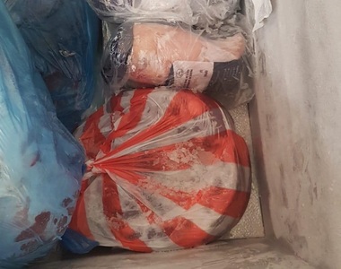 ANPC a oprit temporar activitatea a 7 operatori economici şi a dat amenzi de 95.000 lei. Printre nereguli, vitrine figorifice neigienizate, nerespectarea temperaturii de depozitare, jucării şi produse de îmbrăcăminte neetichetate - FOTO
