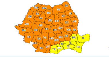 Meteorologii anunţă că ploile şi furtunile vor continua până joi dimineaţă, fiind prelungite avertizările cod galben şi cod portocaliu/ Cantităţile de apă vor ajunge în unele zone la 80 de litri pe metru pătrat, iar vântul va sufla cu putere 