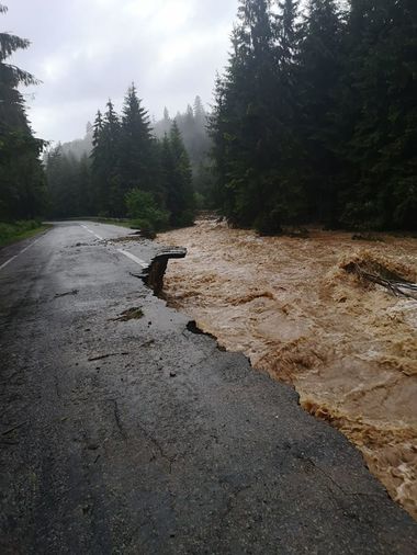 Drum naţional din judeţul Cluj, închis circulaţiei după ce s-a rupt pe două porţiuni de aproximativ 50 de metri/ Şi un pod peste Crişul Repede s-a rupt, circulaţia fiind închisă/ 53 de localităţi din 23 de judeţe, afectate de vremea rea - FOTO